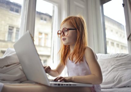uma garota usando um computador